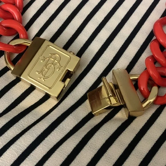 TORY BURCH GRADUATED RESIN NECKLACE WITH MONOGRAM CLASP - Picture 3 of 10